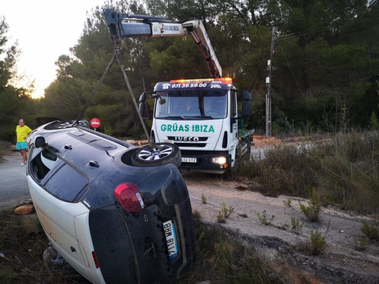 Un Citroën C3 de alquiler vuelca en la carretera de Santa Gertrudis ...