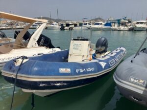 Una de las neum&aacute;ticas del Club N&aacute;utico de Ibiza, embargada por la Guardia Civil, en una imagen del domingo.