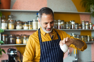 Yotam Ottolenghi realizando una preparaci&oacute;n (Ph Yotam Ottolenghi en Instagram)