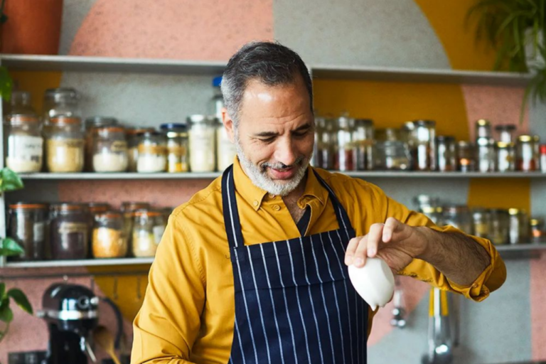 Yotam Ottolenghi realizando una preparación (Ph Yotam Ottolenghi en Instagram)