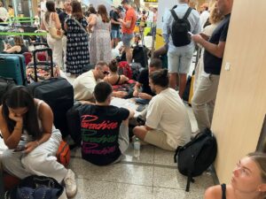 Turistas jugando a las cargas mientras aguardan su vuelo.