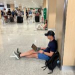 Pasajero aprovecha el tiempo para trabajar con su ordenador.