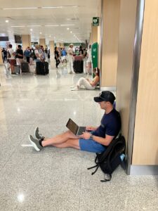 Pasajero aprovecha el tiempo para trabajar con su ordenador.