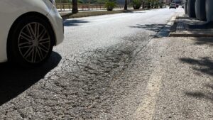 Calle en mal estado en Ibiza.