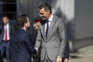 El entonces president de la Generalitat, Pere Aragon&egrave;s , y el presidente del Gobierno, Pedro S&aacute;nchez , se saludan durante el acto de la firma del acuerdo entre Ebro y Chery, el pasado mes de abril