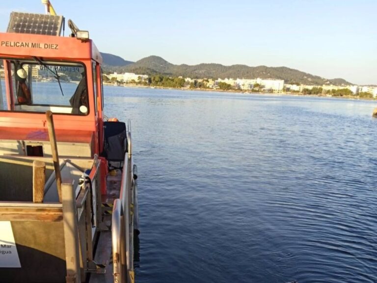 Barca recogiendo residuos en el litoral.