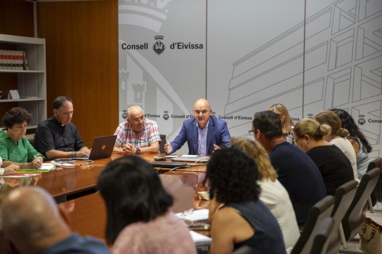 El presidente del Consell de Ibiza, Vicent Marí, en la Mesa exclusión social de Ibiza