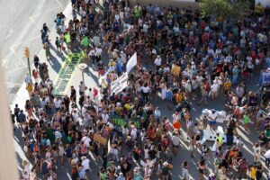 Miles de personas se manifiestan en Palma "hartas" de la masificaci&oacute;n tur&iacute;stica.