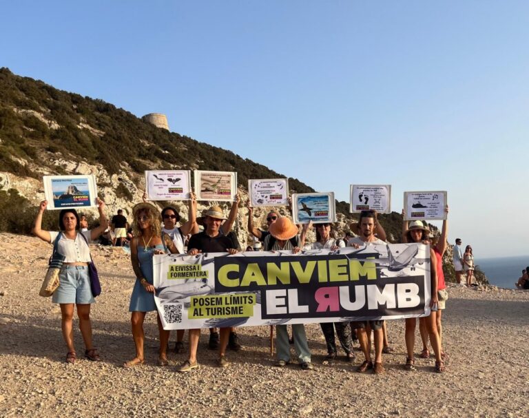 Protesta en el mirador de Es Vedra.