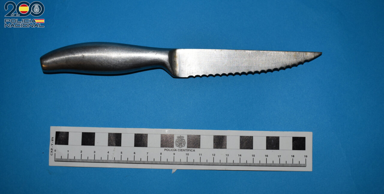 Cuchillo de cocina con la que fue atacado el capitán. Cuchillo de cocina con la que fue atacado el capitán.