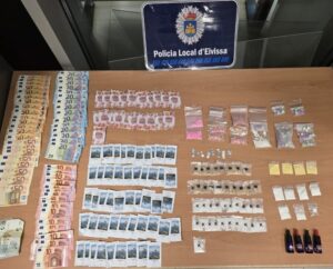 Imagen del surtido de drogas incautado por la Polic&iacute;a Local de Ibiza.