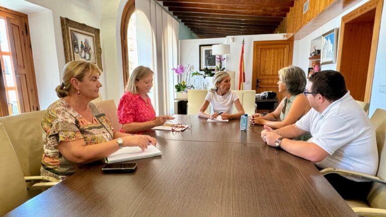 Reunión del ayuntamiento Santa Eulària con la Asociación Siesta