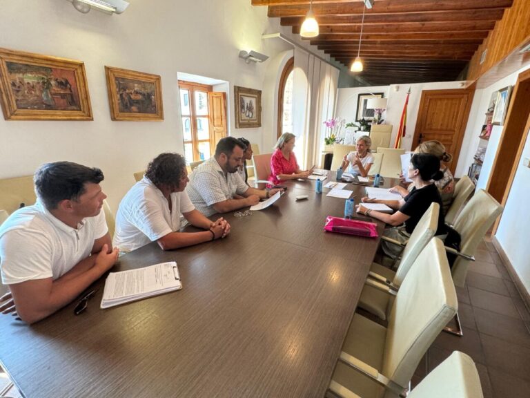 Reunión del Ayuntamiento de Santa Eulària y desalojados de Can Rova.