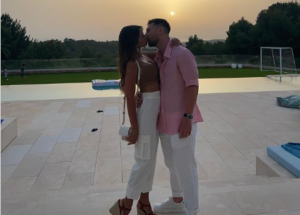 Antonella Roccuzzo y Leo Messi en su villa ilegal de Ibiza.