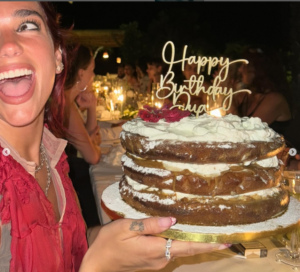 Dua Lipa junto a la tarta de cumplea&ntilde;os en la villa de Ibiza en la que celebr&oacute; la fiesta.