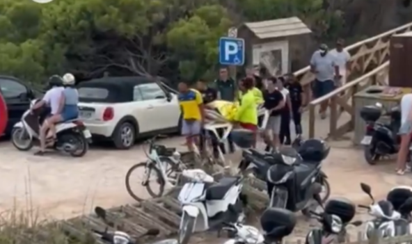 Pescador siendo trasladado al hospital.