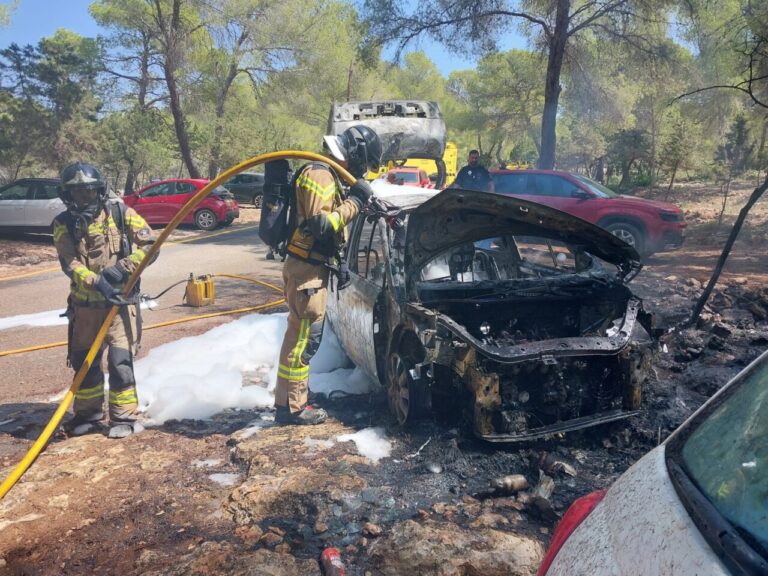 Coche incendiado en Sant Antoni.