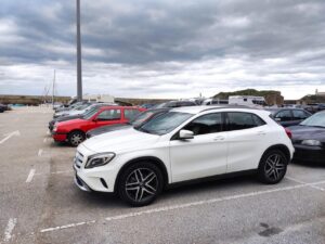 Coches en un aparcamiento.