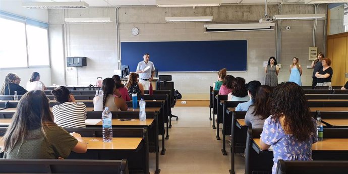 Docente en un aula de clases en Baleares