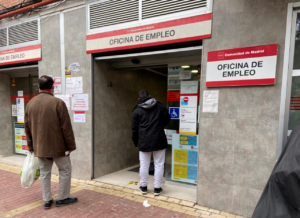 Dos hombres, de distintas edades, entrando en una oficina de empleo.