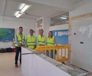 El conseller de Educaci&oacute;n y Universidades, Antoni Vera, acompa&ntilde;ado por el director territorial de Educaci&oacute;n en Ibiza y Formentera, Juan &Aacute;lvarez, y por el alcalde de Vila, Rafael Triguero.