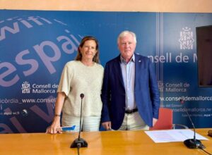 El conseller insular de Turismo, Jos&eacute; Marcial Rodr&iacute;guez, y la directora insular de Turismo por la Oferta y la Calidad, Clara del Mora