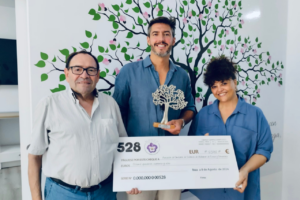 El momento de aceptaci&oacute;n del cheque de 528 Ibiza a la AFAEF (Ph prensa)