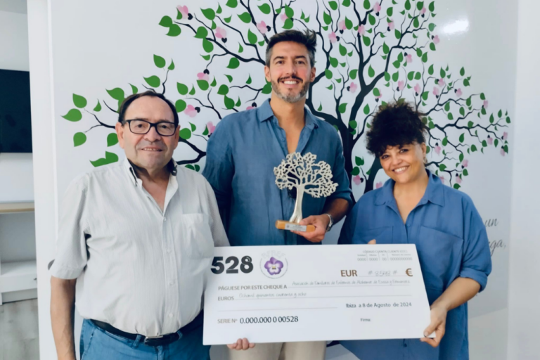 El momento de aceptación del cheque de 528 Ibiza a la AFAEF (Ph prensa)