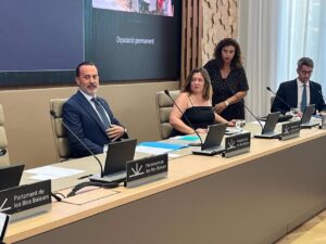 El presidente del Parlament, Gabriel Le Senne, junto a las representantes socialistas de la Mesa, Mercedes Garrido y Pilar Costa, al inicio de la sesi&oacute;n de la Diputaci&oacute;n Permanente.