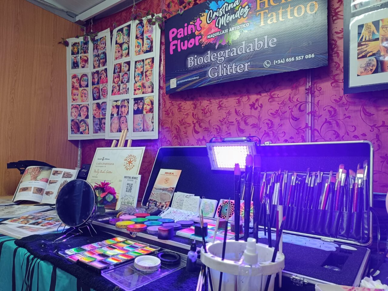 El set para el maquillaje artístico y un verdadero despliegue de colores El set para el maquillaje artístico y un verdadero despliegue de colores