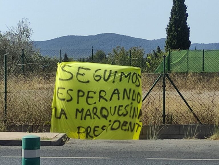 Cartel en protesta ante el Consell de Ibiza.