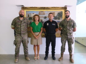 La primera teniente de alcalde y concejala de Seguridad Ciudadana del Ayuntamiento de Sant Antoni de Portmany, Neus Mateu, y el jefe de la Polic&iacute;a Local de Sant Antoni, Alejandro Ponce, junto al teniente Guillermo Gallego y al sargento Christian Sevilla, militares del Regimiento de Infanter&iacute;a Palma 47.