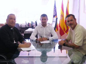 El alcalde de Sant Antoni, Marcos Serra, junto con el concejal de Bienestar Social, Jorge Nacher, y el obispo de Ibiza, Vicente Ribas