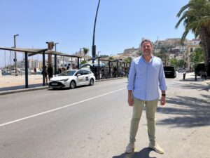 Rubén Sousa, delante de la parada de taxis de la Avenida de Santa Eulària.