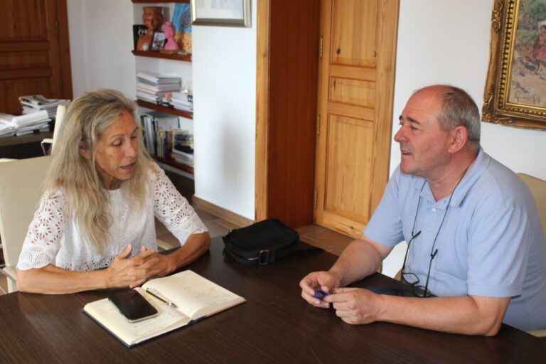 La alcaldesa de Santa Eulària, Carmen Ferrer, y el gerente de la Agència Balear de l’Aigua i de la Qualitat Ambiental (Abaqua), Emeterio Moles,