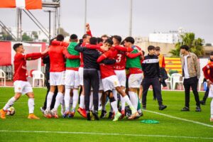 La SD Ibiza festejando el ascenso en el estadio.