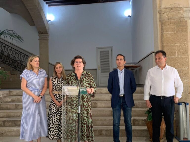 La consellera de Familias y Asuntos Sociales, Catalina Cirer, con representantes de los consells insulars de Mallorca, Menorca, Ibiza y Formentera.