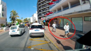 Ladrones intentando hu&iacute;r.