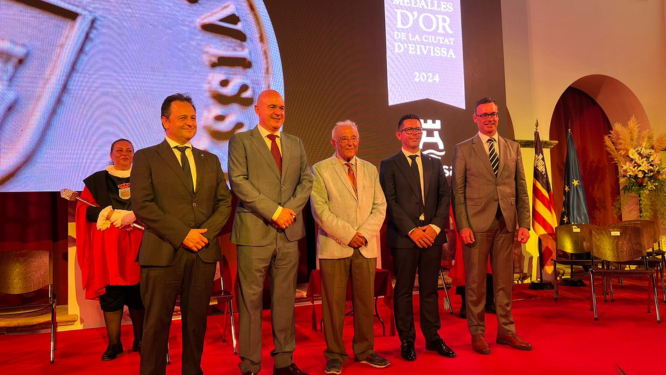 Medalla para Pere Vilàs Gil, en el centro de la foto. A su derecha Córdoba y Marí; a su izquierda Triguero y Costa