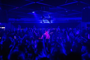 Paco Osuna tocando en su residencia Now Here en H&iuml; Ibiza (Ph Paco Osuna Instagram)