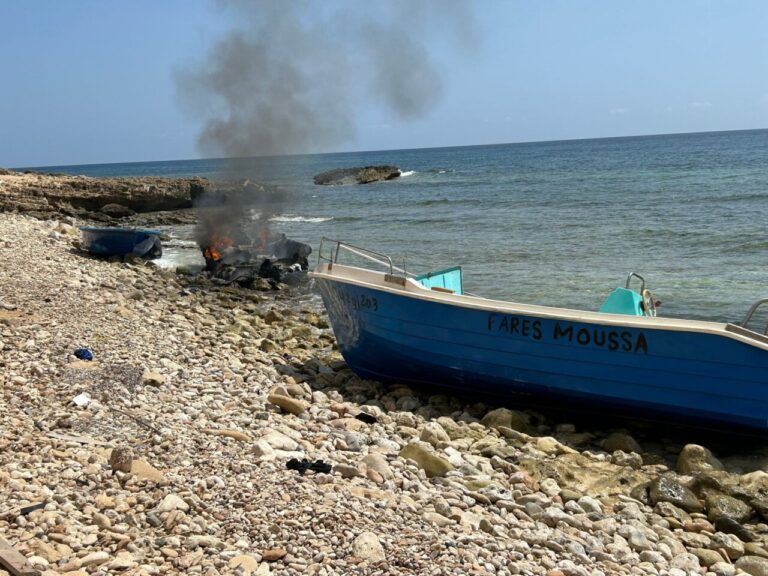 Patera incendiada en Formentera.