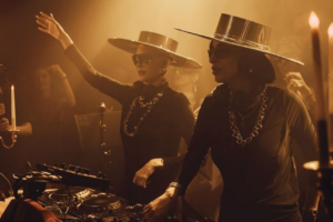 Pitty Bernard y Belah S&aacute;nchez actuando en vivo como M&euml;stiza (Ph Instagram)