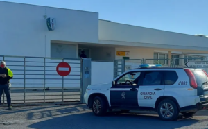 Un veh&iacute;culo de la Guardia Civil delante del cuartel de Formentera.