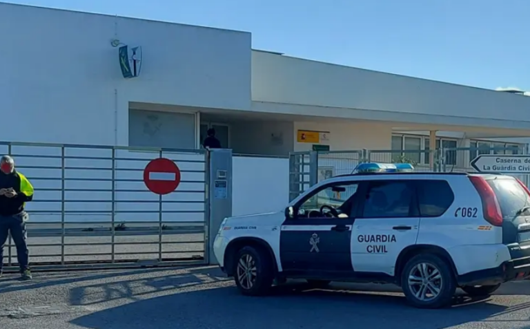 Un vehículo de la Guardia Civil delante del cuartel de Formentera.