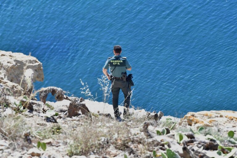 Un agente de la Guardia Civil sobre un acantilado.