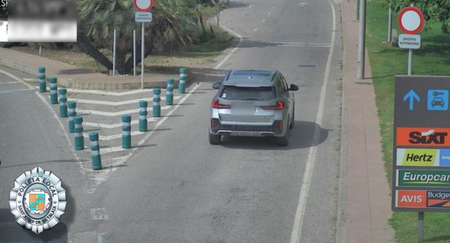Vehículo infractor en el Aeropuerto de Ibiza.