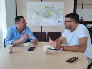 Rub&eacute;n Sousa es entrevistado por Agust&iacute;n Sintes, director de La Voz de Ibiza.