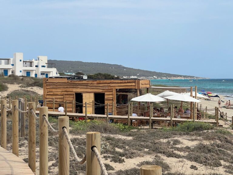 Uno de los nuevos chiringuitos de Formentera.