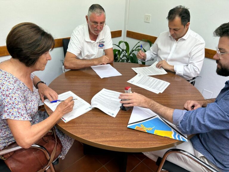 Firma del acuerdo entre el Consell de Ibiza y el Club de Mayores de Sant Francesc.