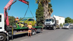 Coche accidentado en el camino de Puig d'en Valls con la carretera de Santa Eul&agrave;ria.
